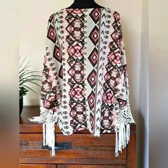 ❤️ Vero Moda Crochet Fringe Print V-neck Top Poncho Size small/medium - Picture 5 of 13